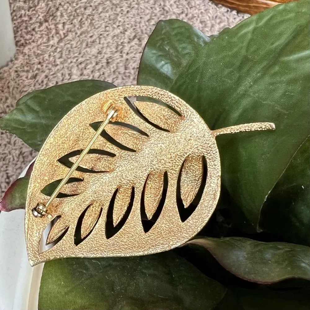 Vintage Retro Trending Leaf Gold Tone Brooch Pin Size 2.5”